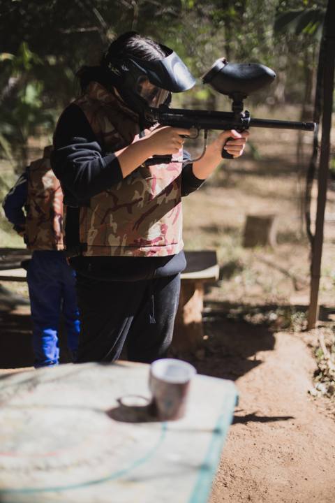Jugador de gotcha apuntando con su marcadora