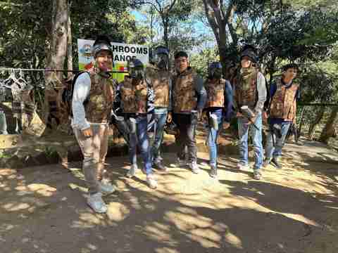 Grupo de jugadores con chalecos y caretas listos para el gotcha