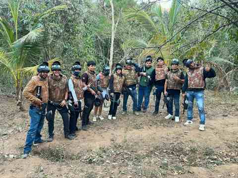 Grupo grande de jugadores de gotcha con chalecos posando juntos